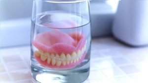 دندان مصنوعی در آب