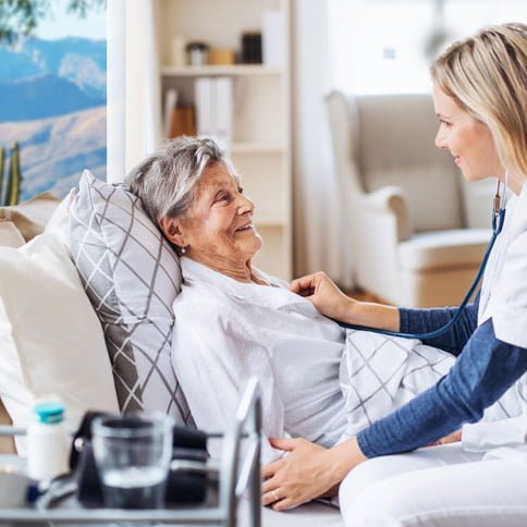 نکات کاربردی در رابطه با لوازم و تجهیزات مراقبت از سالمندان در منزل