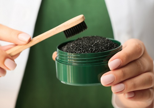 مزایای پودر زغال چوب برای پوست در تولیدات آرایشی و بهداشتی