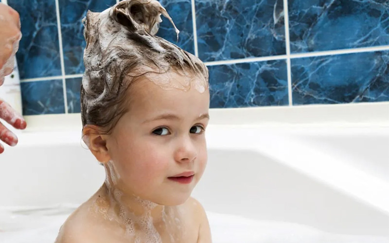 نحوه استفاده از شامپو ضد شوره کودکان