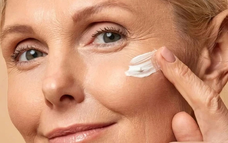 بهترین کرم ضد چروک برای افراد بالای ۴۰ سال؛ معرفی و بررسی مواد سازنده